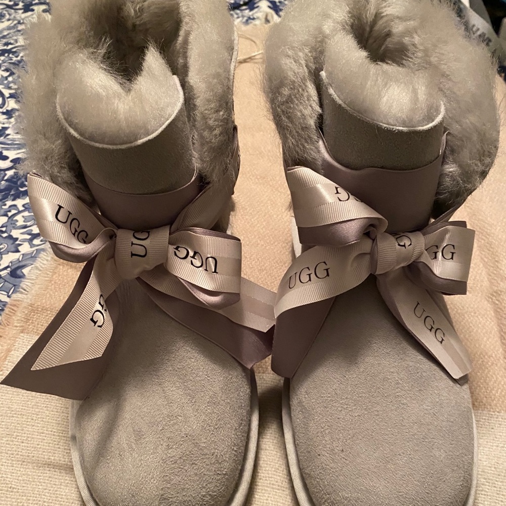 UGGS- Gita boots